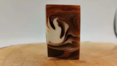 Tesbih reçinesi, geleneksel el yapımı tesbihlerin temel bileşenlerinden biridir. Doğal