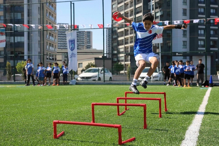 Ankara Büyükşehir Belediyesi’nin genç yetenekleri futbolla buluşturmak amacıyla düzenlediği ücretsiz