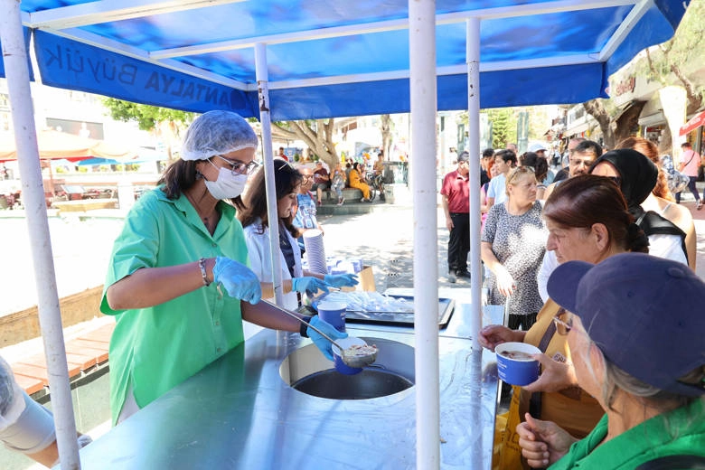 Antalya Büyükşehir Belediyesi, Muharrem ayı vesilesiyle gelenekselleşen aşure ikramlarına başladı.