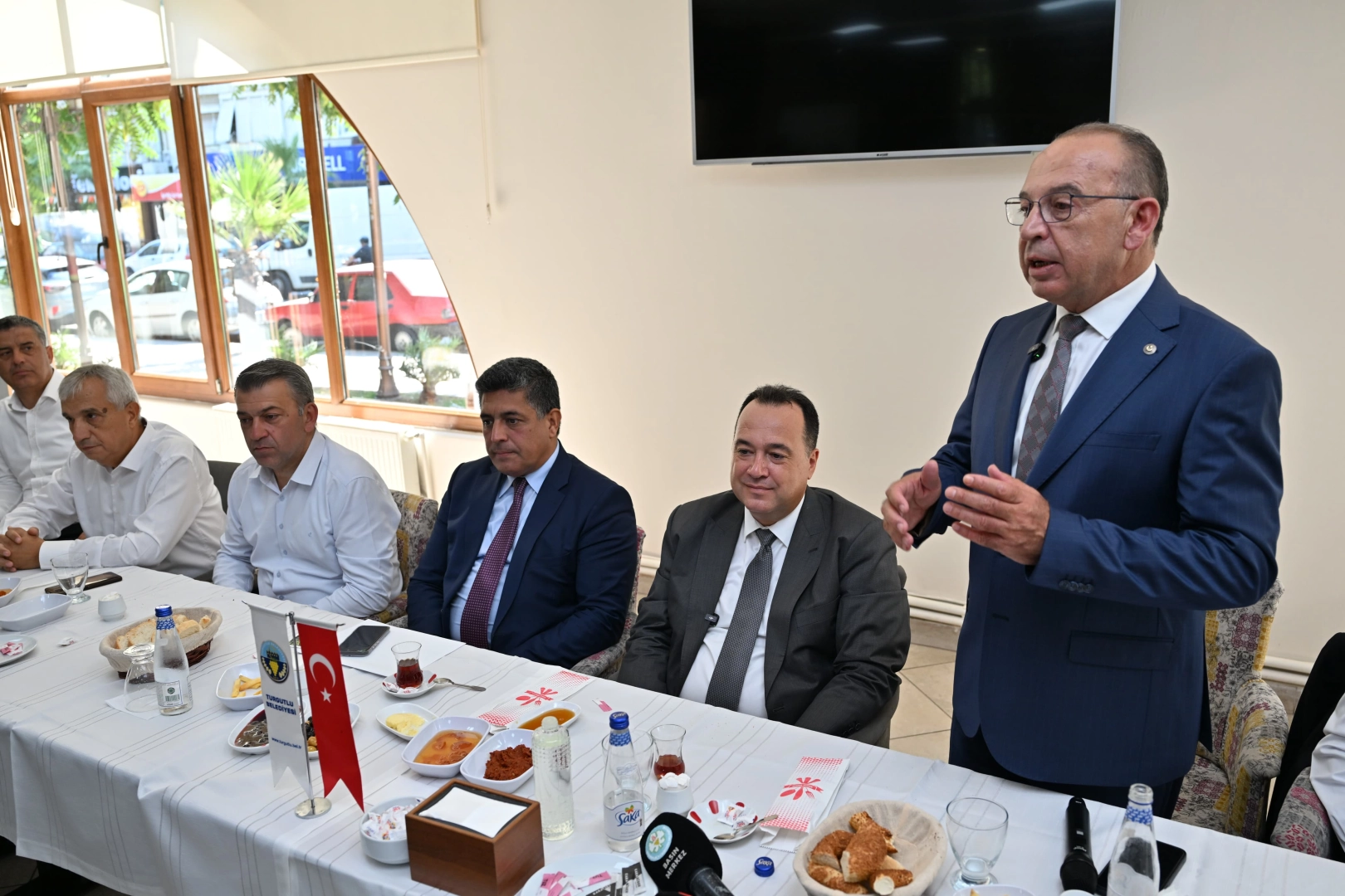 Manisa Büyükşehir Belediye Başkanı Besim Dutlulu, Turgutlu’da mahalle muhtarlarıyla bir