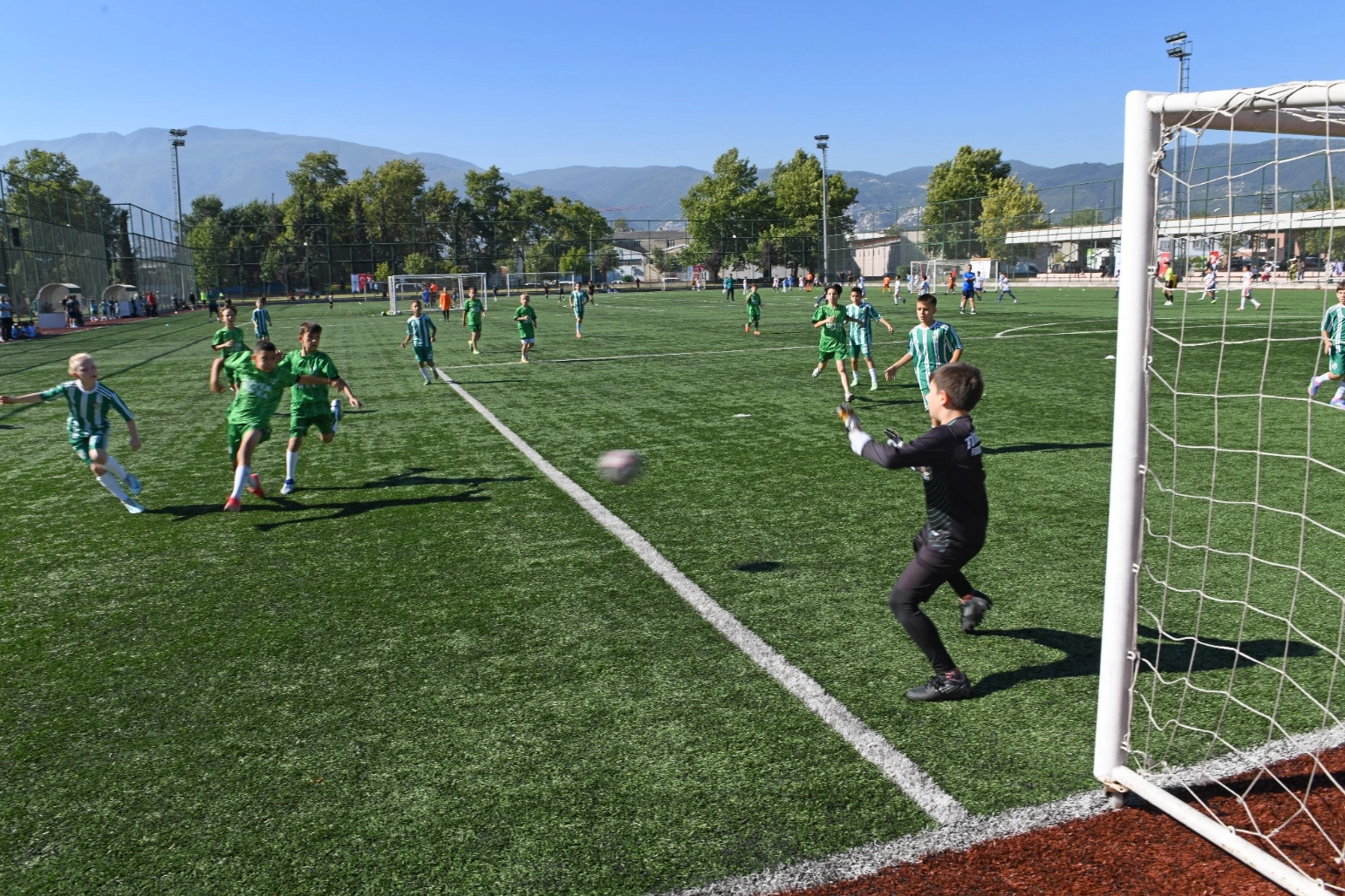 Osmangazi Belediyesi, 8-10 yaş aralığındaki çocuklar için futbol turnuvası düzenledi.