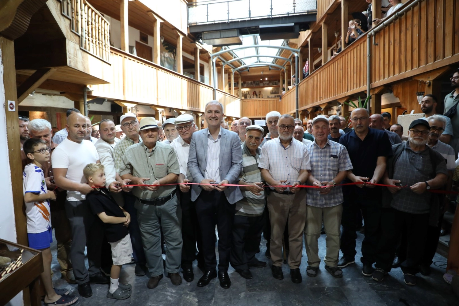 Kendisi de Almanya’da gurbetçi bir ailenin çocuğu olarak dünyaya gelen