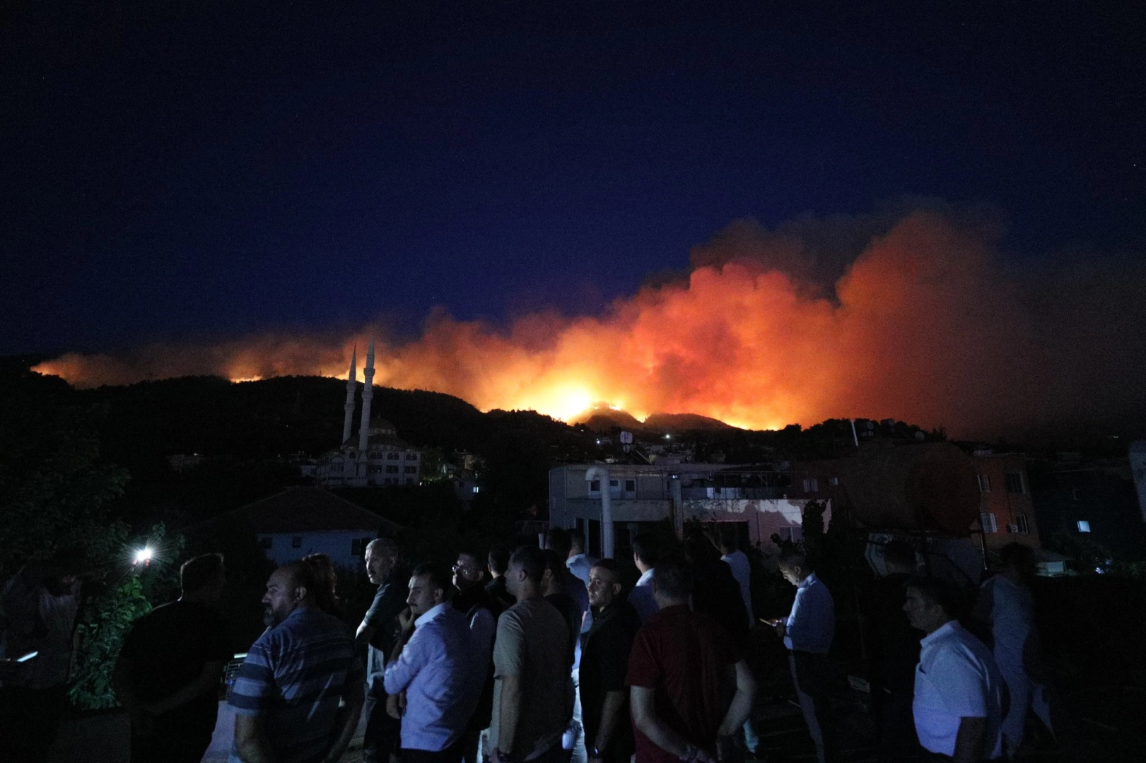 Hatay’da meydana gelen orman yangınının yerleşim yerlerine sıçramasının ardından 920