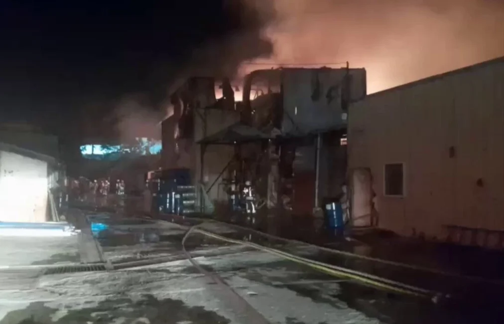 İstanbul İtfaiyesi, Çekmeköy Alemdağ Mahallesi Havacılar Caddesi’ndeki sünger fabrikasında çıkan