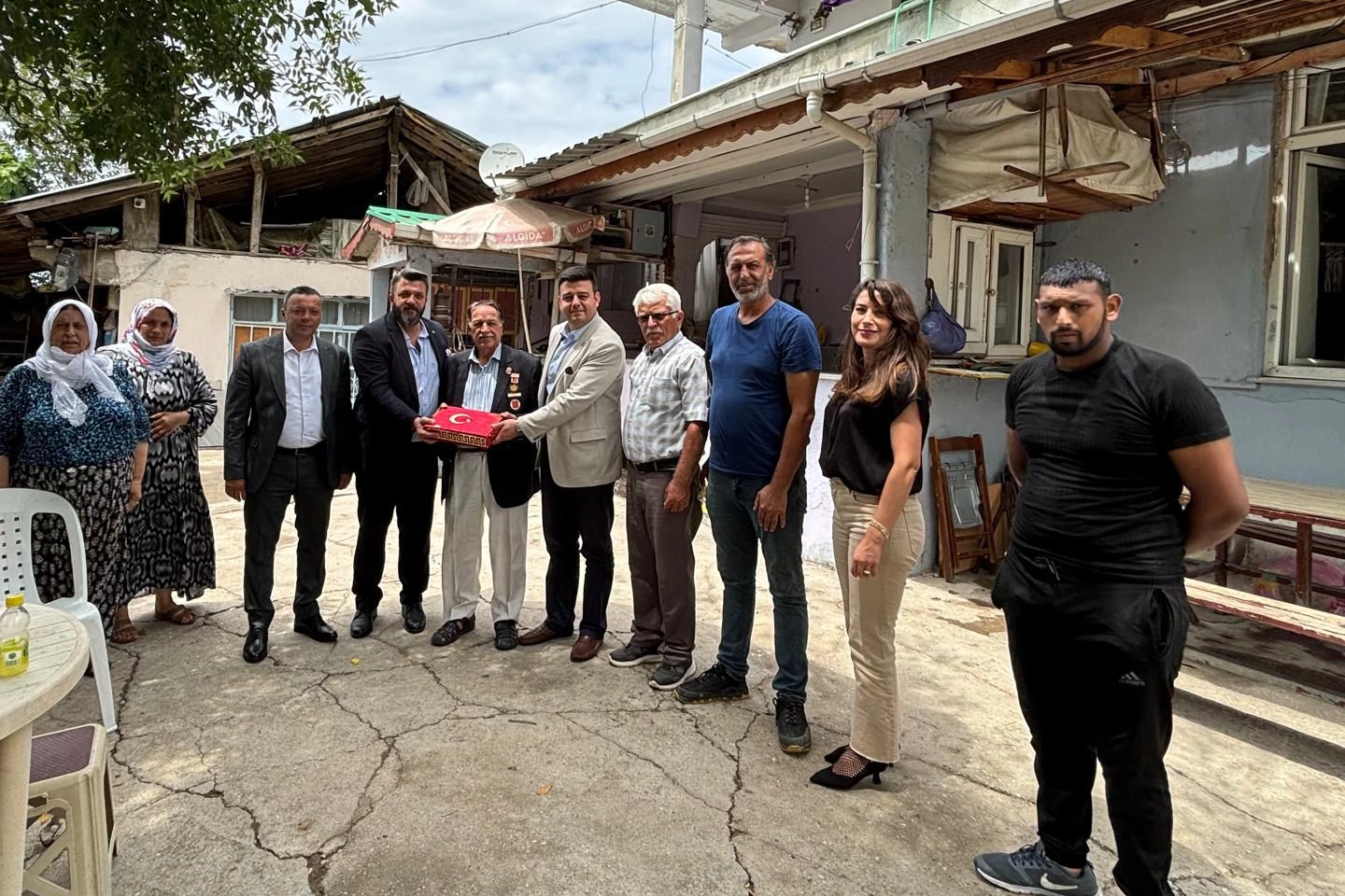 İzmit Belediyesi, Kandıra’da yaşayan Kıbrıs Gazileri Cafer Ersoy ve Ekrem