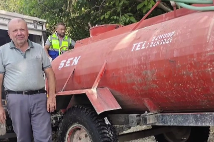 Bursa’da lastiği patlamasına rağmen yangın bölgesine su taşıyan Ramazan Amca,
