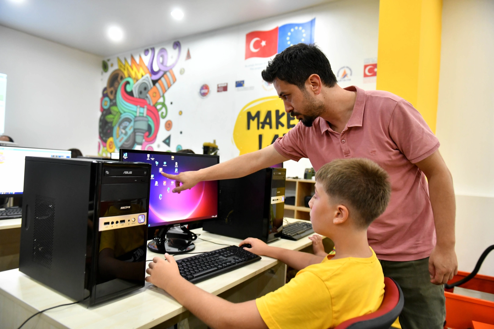 Muratpaşa Belediyesi, ASSİM Teknoloji Merkezi’nde teknolojiye ilgi duyan çocuklar için