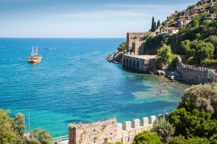 Plajlar boş, otellerde yer var ama rezervasyonlar sınırlı. Yaz aylarına