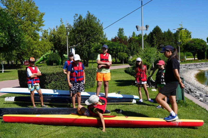 Eskişehir Büyükşehir Belediyesi’nin düzenlediği Çocuk Yaz Spor Okulu kapsamında Sazova’daki