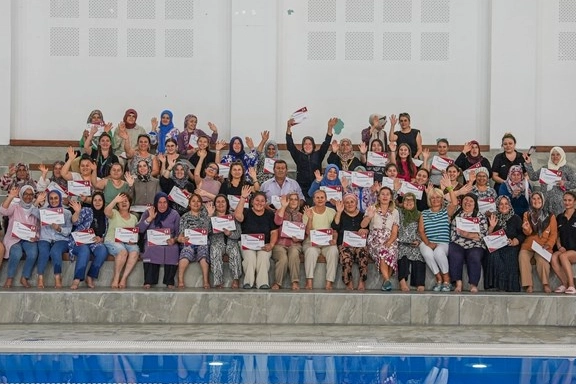 Denizli Büyükşehir Belediyesi tarafından kadınlara yönelik olarak hayata geçirilen “Yüzme