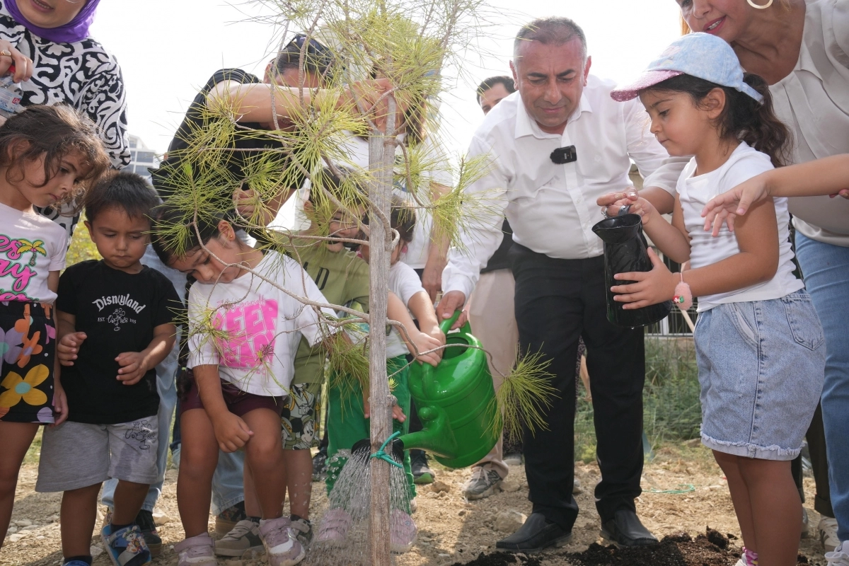 Adana Büyükşehir Belediyesi Çocuk Hakları Koruluğu’nda miniklerin katılımıyla fidan dikimi