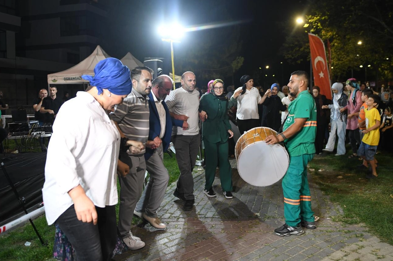 Bursa’da Osmangazi Belediyesi, ilçede yaşayan vatandaşların keyifli yaz akşamları geçirmesi
