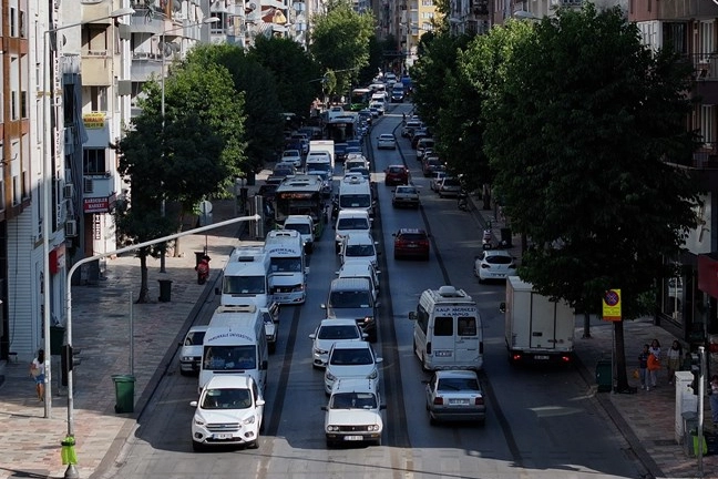 Denizli Büyükşehir Belediyesi, İstiklal Caddesi’nde toplu taşıma araçlarına özel şerit