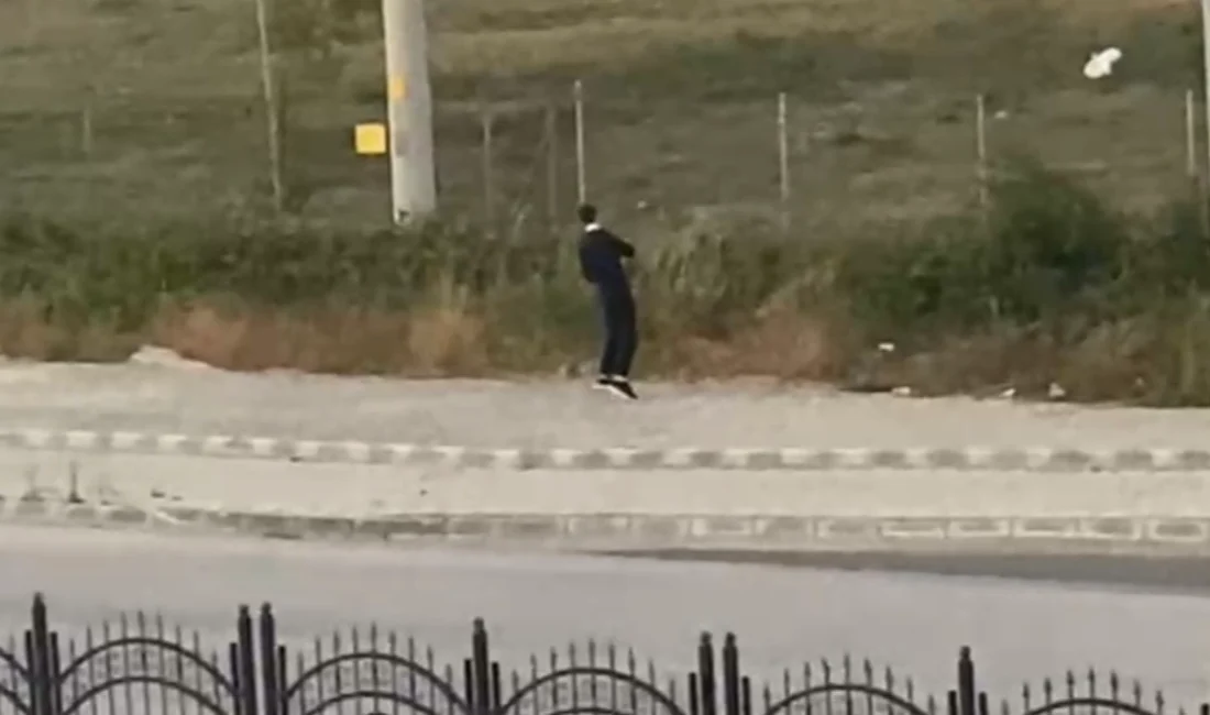 Düzce’de kaldırımda kendi kendine boks yapan bir genç, ilginç görüntüleriyle