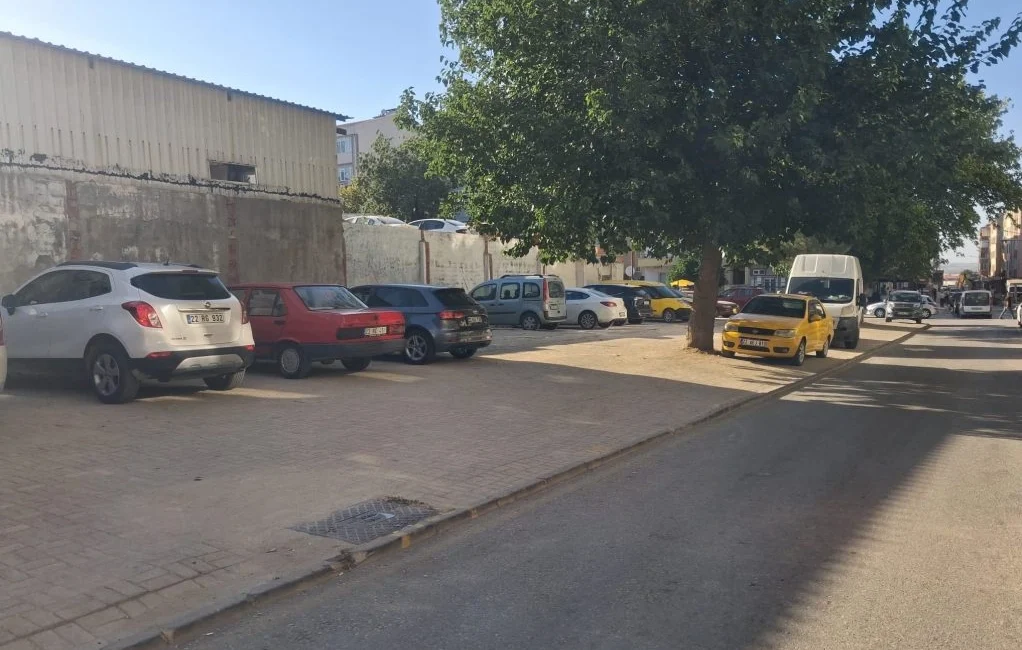 Keşan’da kaldırımların araç park yeri olarak kullanılması vatandaşların tepkisine neden