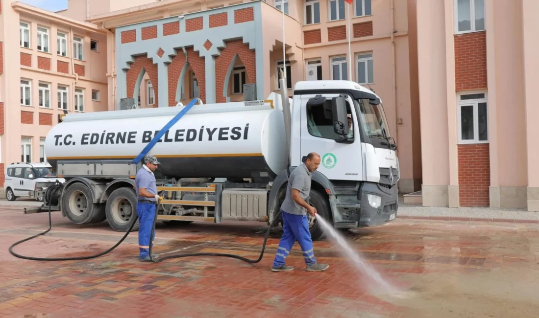 Edirne Belediyesi, yeni eğitim öğretim yılı öncesinde okulların çevresinde temizlik