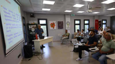 Efes Tarlası Yaşam Köyü’nde Karaot Tohum Derneği iş birliği ile