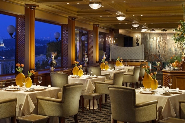 Elektraweb’in geliştirdiği Akıllı Dijital Menü çözümü, restoran operasyonlarını sadeleştirirken müşteri