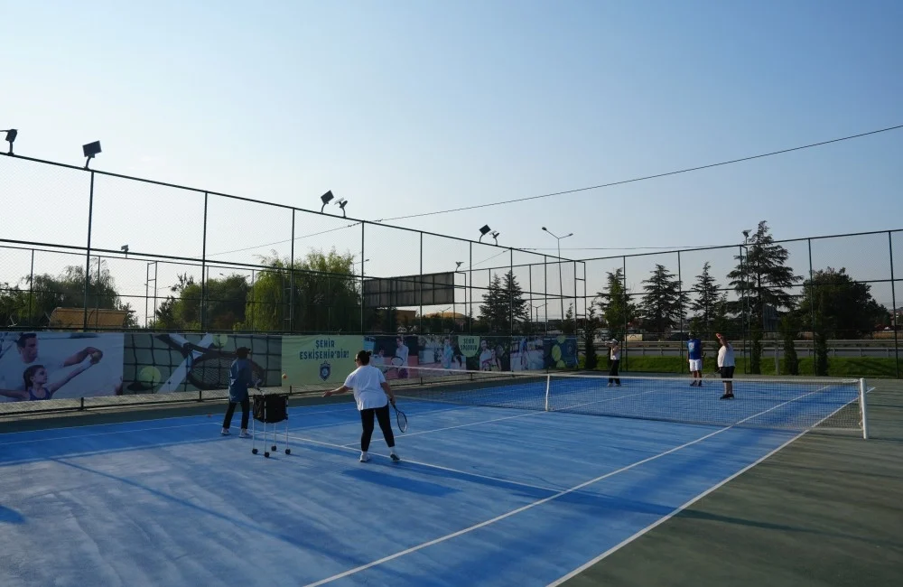 Eskişehir Büyükşehir Belediyesi’ne ait Batıkent Açık Tenis Kortları’nda yetişkinler için