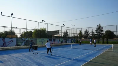 Eskişehir Büyükşehir Belediyesi’ne ait Batıkent Açık Tenis Kortları’nda yetişkinler için