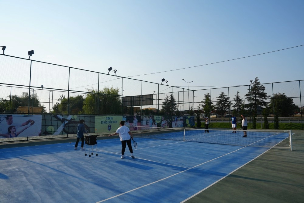 Eskişehir Büyükşehir Belediyesi’ne ait Batıkent Açık Tenis Kortları’nda yetişkinler için