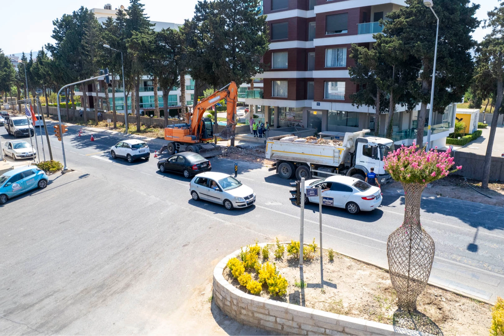 İzmir’de Güzelbahçe Belediyesi, kentin önemli ana arterlerine neşteri vuruyor. Siteler