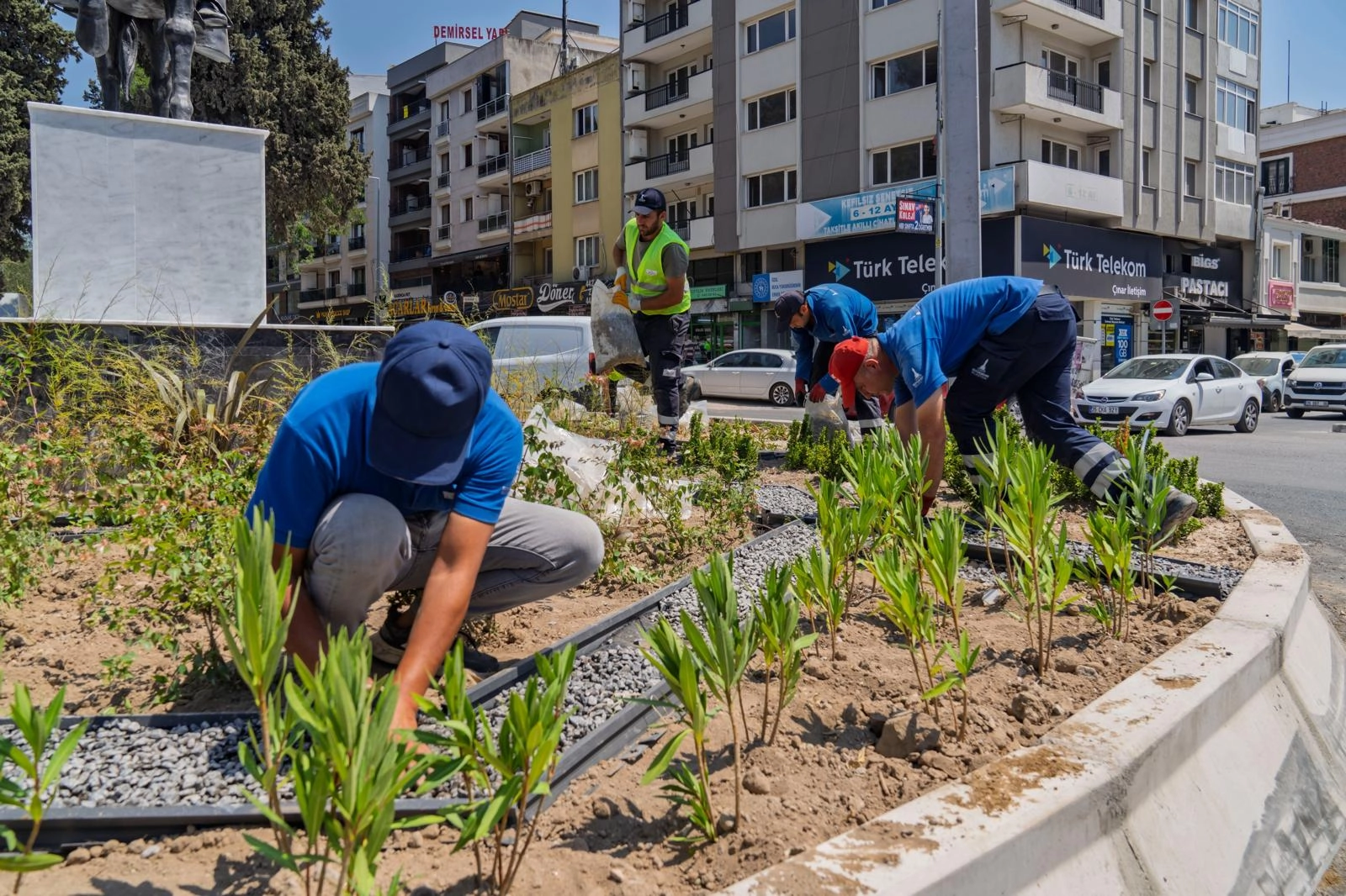 İzmir Büyükşehir Belediyesi kuraklıkla mücadele kapsamında peyzaj çalışmalarında susuzluğa dayanıklı
