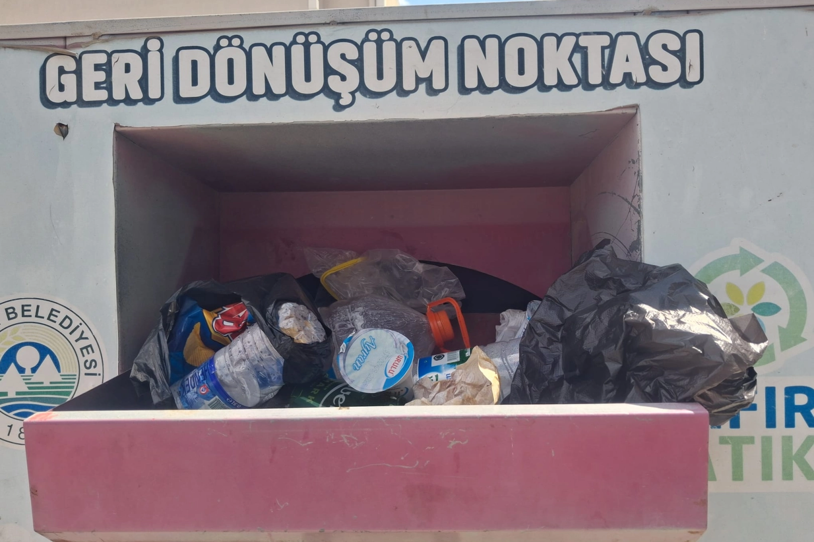 Edirne Keşan’da ikinci el giysi toplama kutularına çöp atılması, vatandaşların