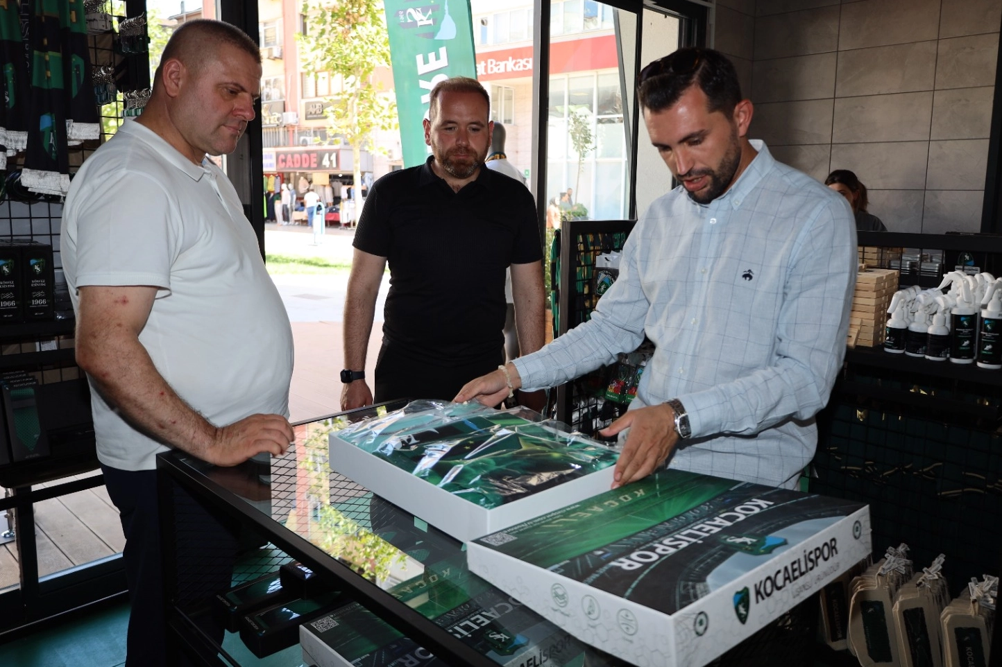 Kocaeli Büyükşehir Belediyesi, Kocaelispor ürünlerinin satış noktalarını şehrin üç merkezi