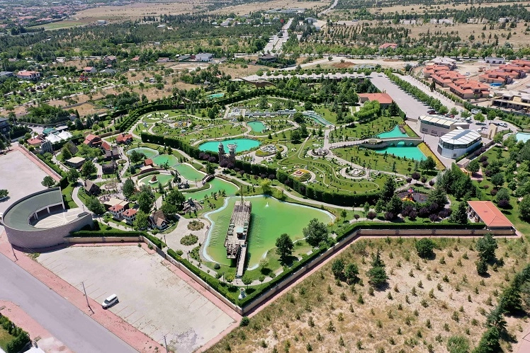 Konya Meram Dutlu Caddesi, şehrin sosyal hayatına yön veren ve ziyaretçilerine