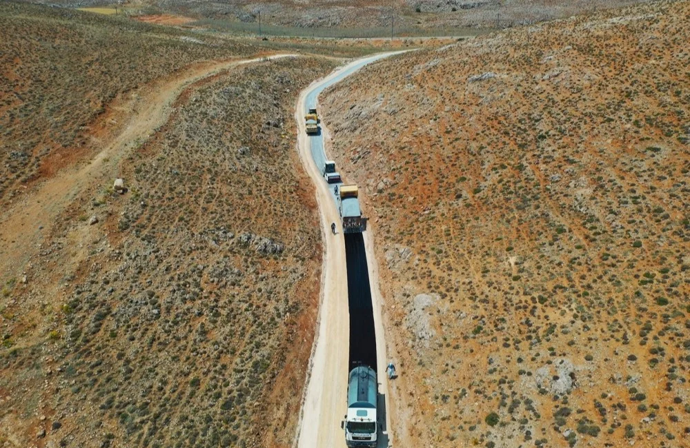 Malatya Büyükşehir Belediyesi kırsaldaki yürüttüğü yol çalışmaları kapsamında bozulan ve