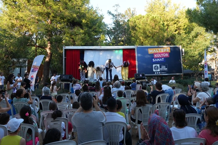 İstanbul Maltepe Belediyesi’nin “Çat Kapı Tiyatro” sloganıyla başlattığı çocuk tiyatroları