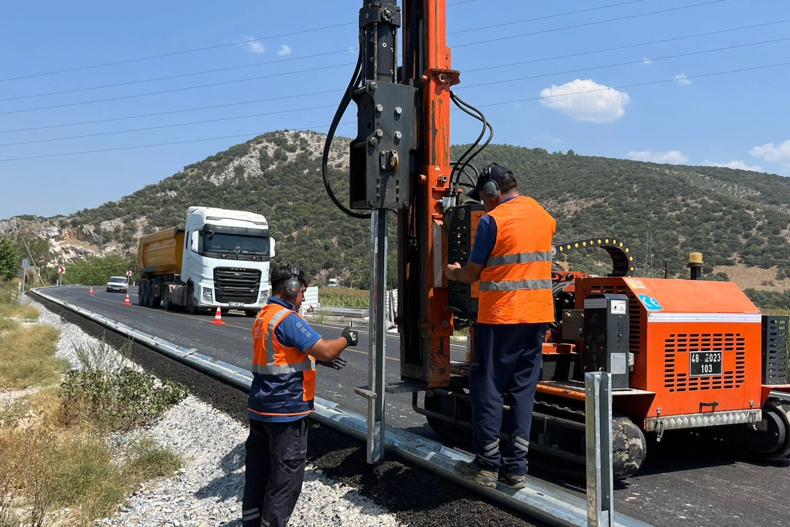 Yol güvenliğini artırmak için yatırımlarına devam eden Muğla Büyükşehir Belediyesi,