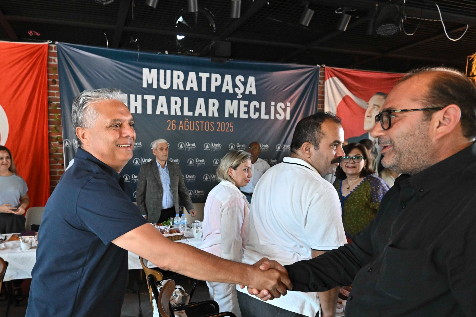 Muratpaşa Belediye Başkanı Ümit Uysal, muhtarlarla bir araya geldiği toplantıda