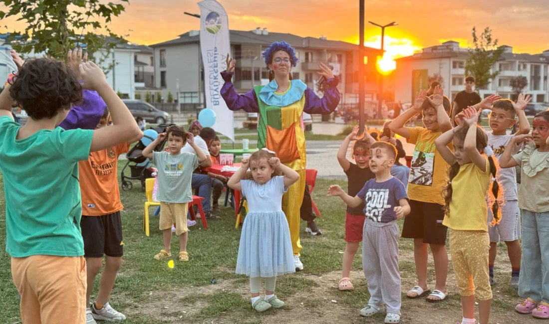 Sakarya’nın her ilçesinde çocuklarla bir araya gelerek hem eğlence dolu