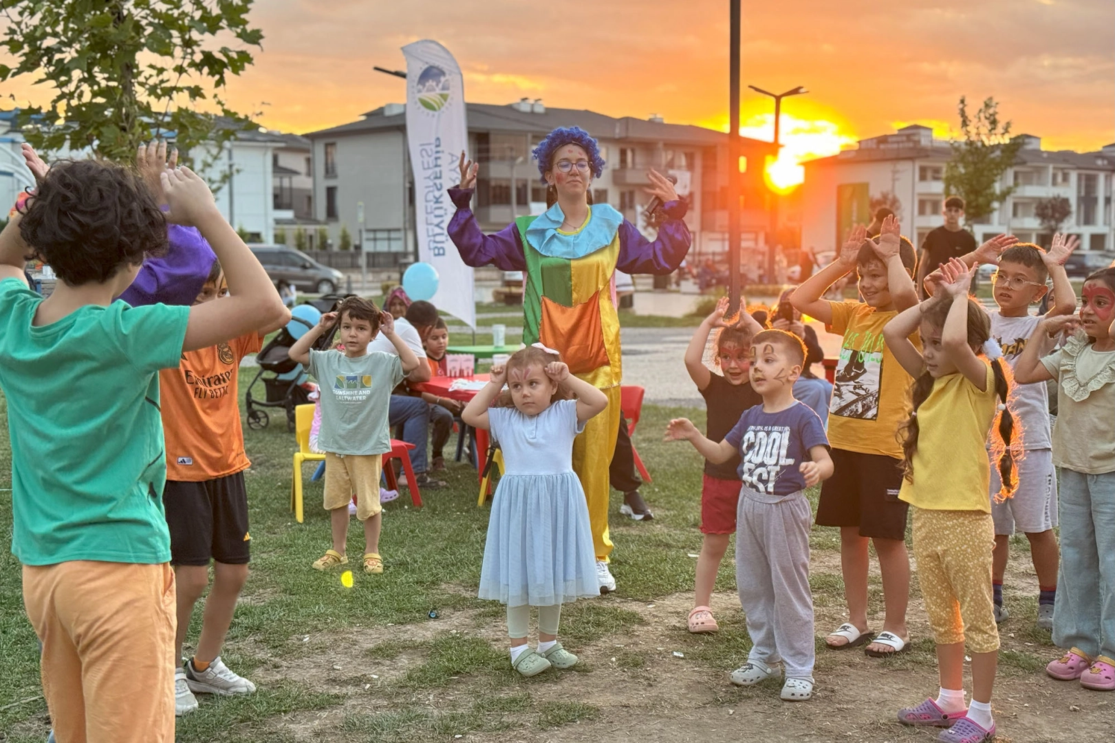 Sakarya’nın her ilçesinde çocuklarla bir araya gelerek hem eğlence dolu