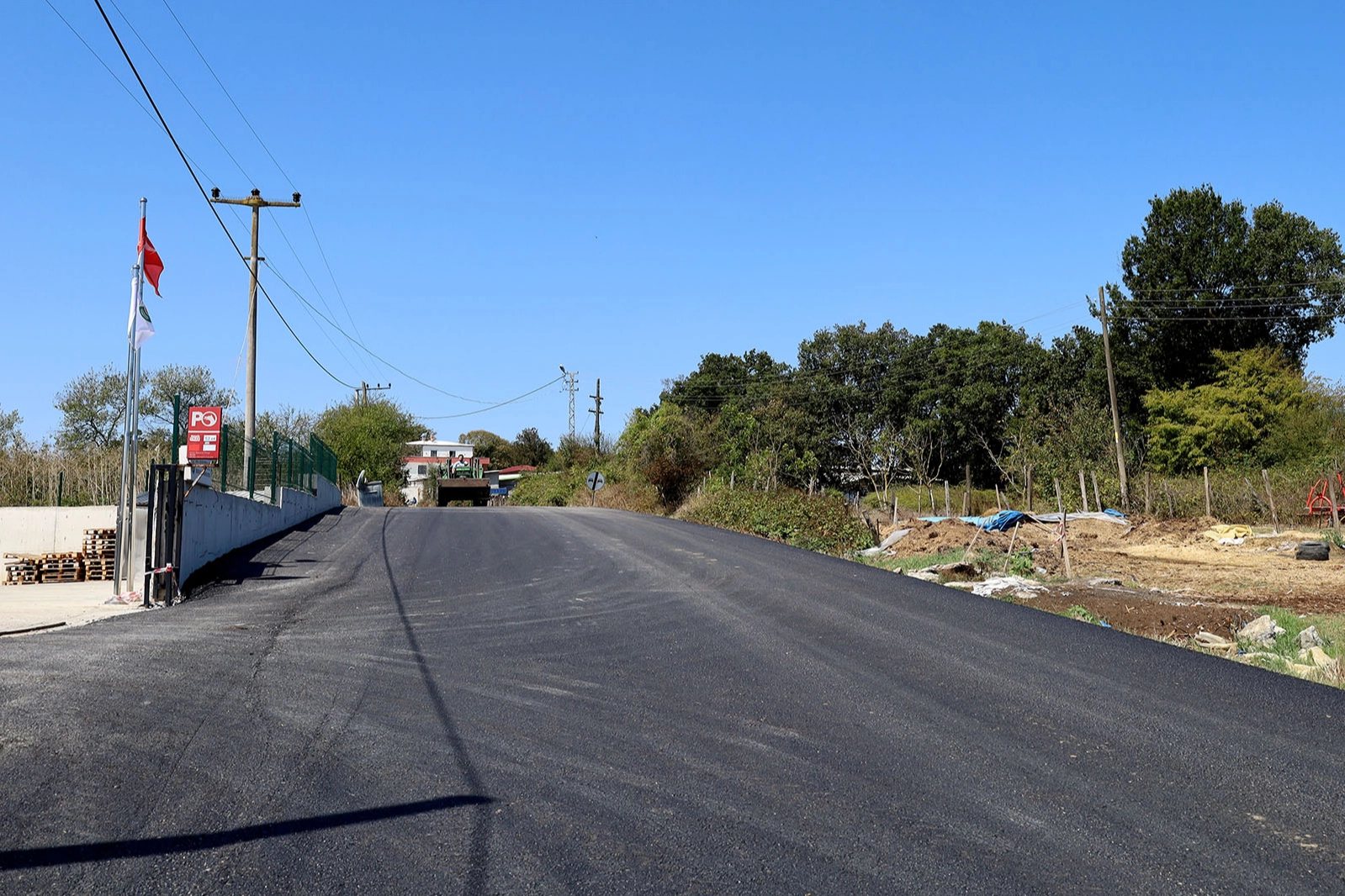 Sakarya Büyükşehir Belediyesi, Kaynarca ilçesinde sürdürdüğü sıcak asfalt çalışmalarına yeni