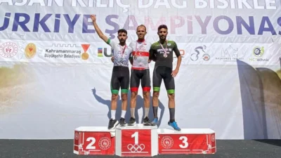 Sakarya Büyükşehir Belediyesi’nin bisiklet ve güreş takımının sporcuları katıldıkları ulusal