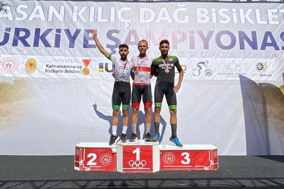 Sakarya Büyükşehir Belediyesi’nin bisiklet ve güreş takımının sporcuları katıldıkları ulusal