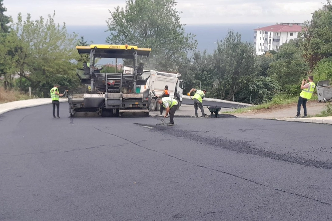 Trabzon Büyükşehir Belediyesi, şehir merkezi ve ilçelerde yürüttüğü asfalt ve