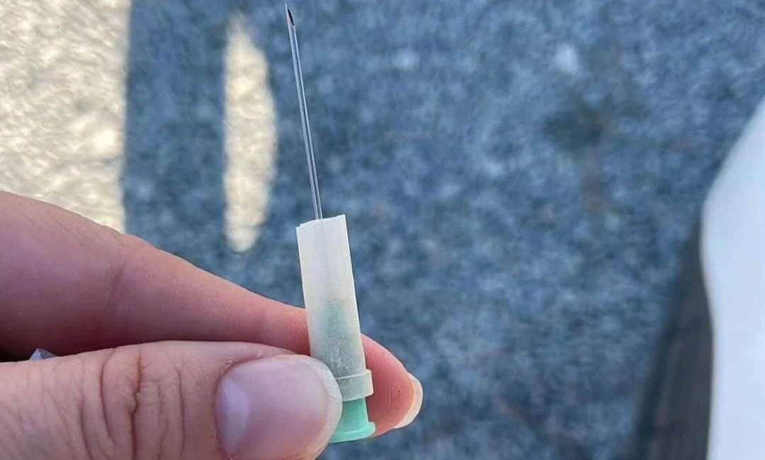 Edirne’nin Yayla sahilinde bir çocuk, kumsalda oyun oynarken atılmış bir