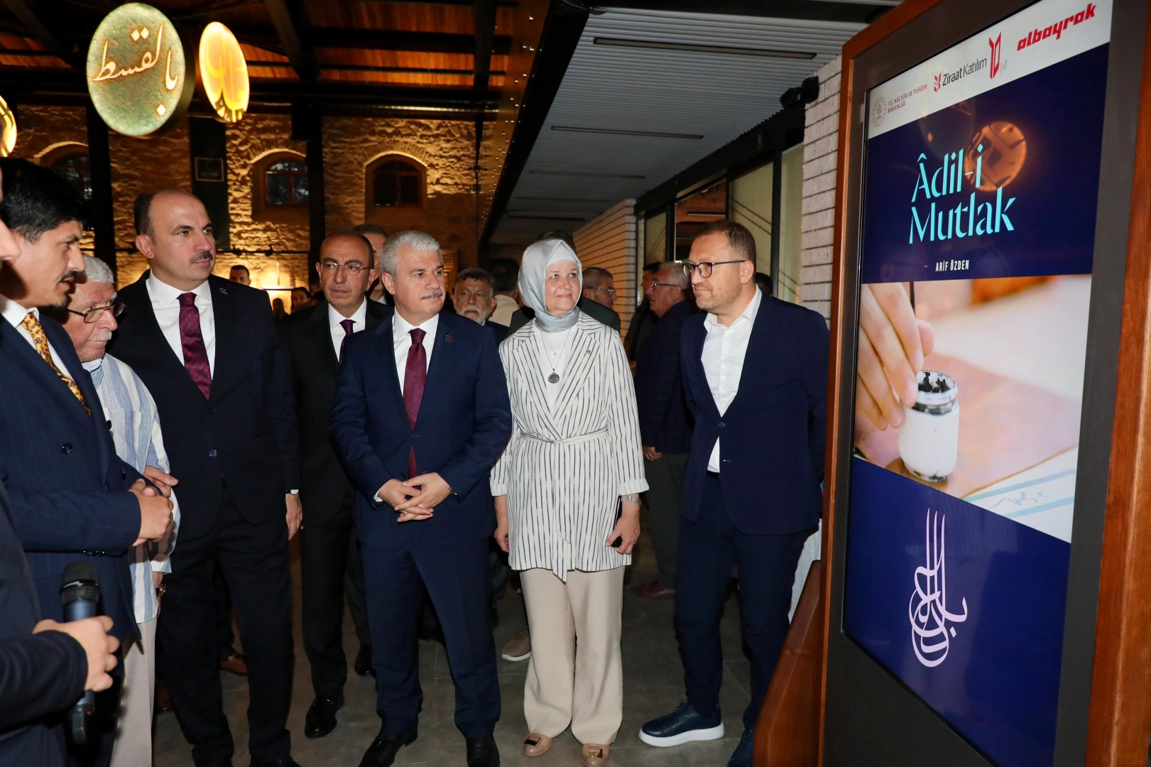 Albayrak Grubu, büyük bir beğeni toplayan Âdil-i Mutlak Hat Eserleri