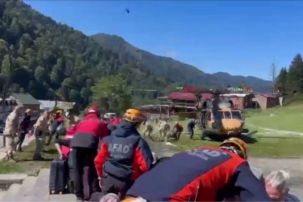 AFAD, Rize Çamlıhemşin Ayder yolunda sel nedeniyle kapanan yolun ekiplerce