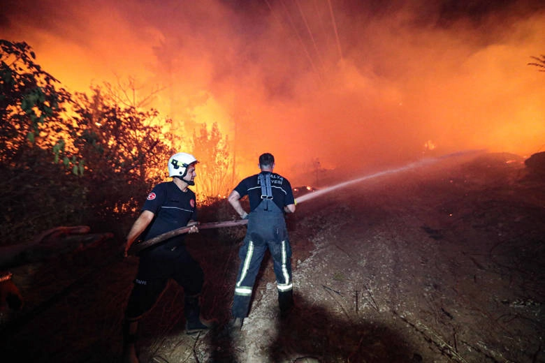 Antalya Büyükşehir Belediyesi İtfaiyesi Aksu, Serik ve Alanya yangınlarına müdahale