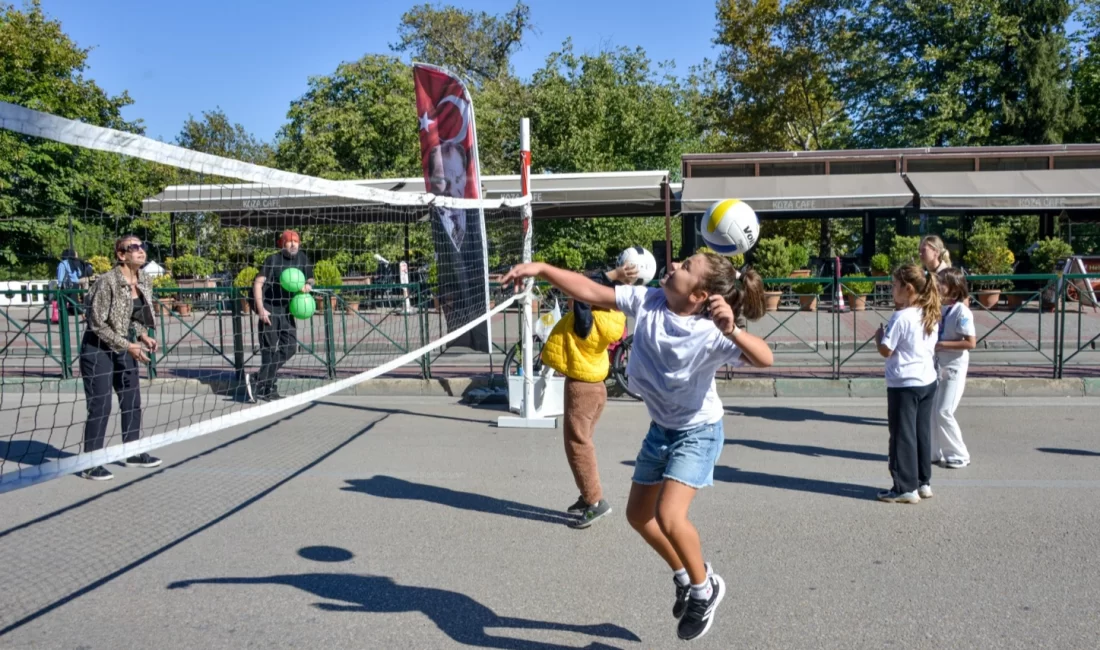 Avrupa Hareketlilik Haftası etkinlikleri kapsamında araç trafiğine kapatılan Heykel Atatürk