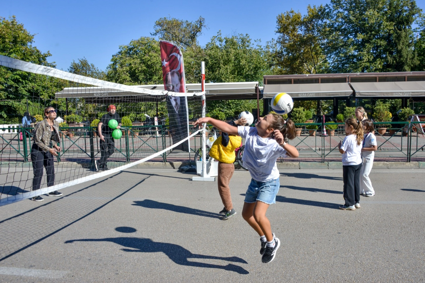 Avrupa Hareketlilik Haftası etkinlikleri kapsamında araç trafiğine kapatılan Heykel Atatürk