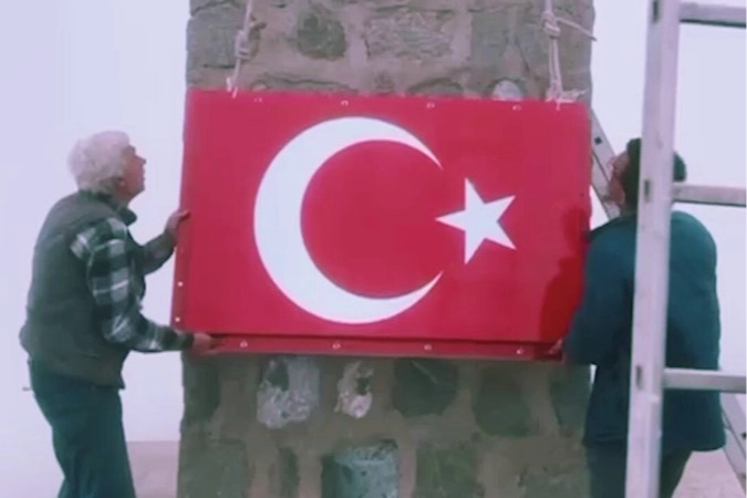 İçişleri Bakanlığı, Trabzon Maçka’daki Çataltepe Şehitliği’ni yeniledi. Proje, köylüler ve