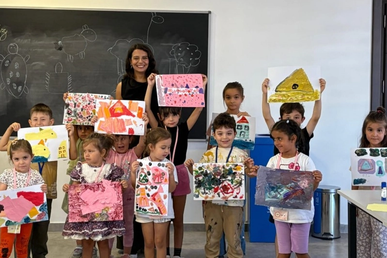 Eskişehir Büyükşehir Belediyesi Sanat Sokağı, düzenlediği yaratıcı atölyelerle çocukların hayal