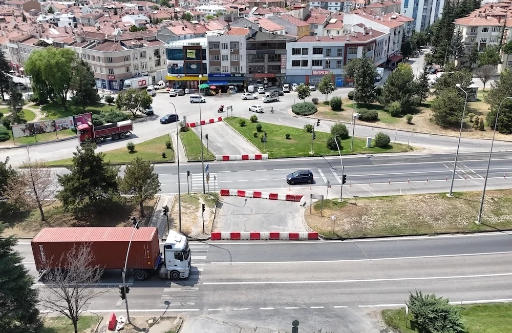 Eskişehir Büyükşehir Belediyesi, Eskişehir D-200 karayolu üzerindeki Tepebaşı Kavşağı’nın kapatılmasına
