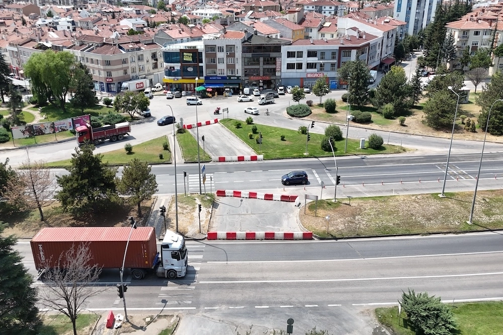 Eskişehir Büyükşehir Belediyesi, Eskişehir D-200 karayolu üzerindeki Tepebaşı Kavşağı’nın kapatılmasına
